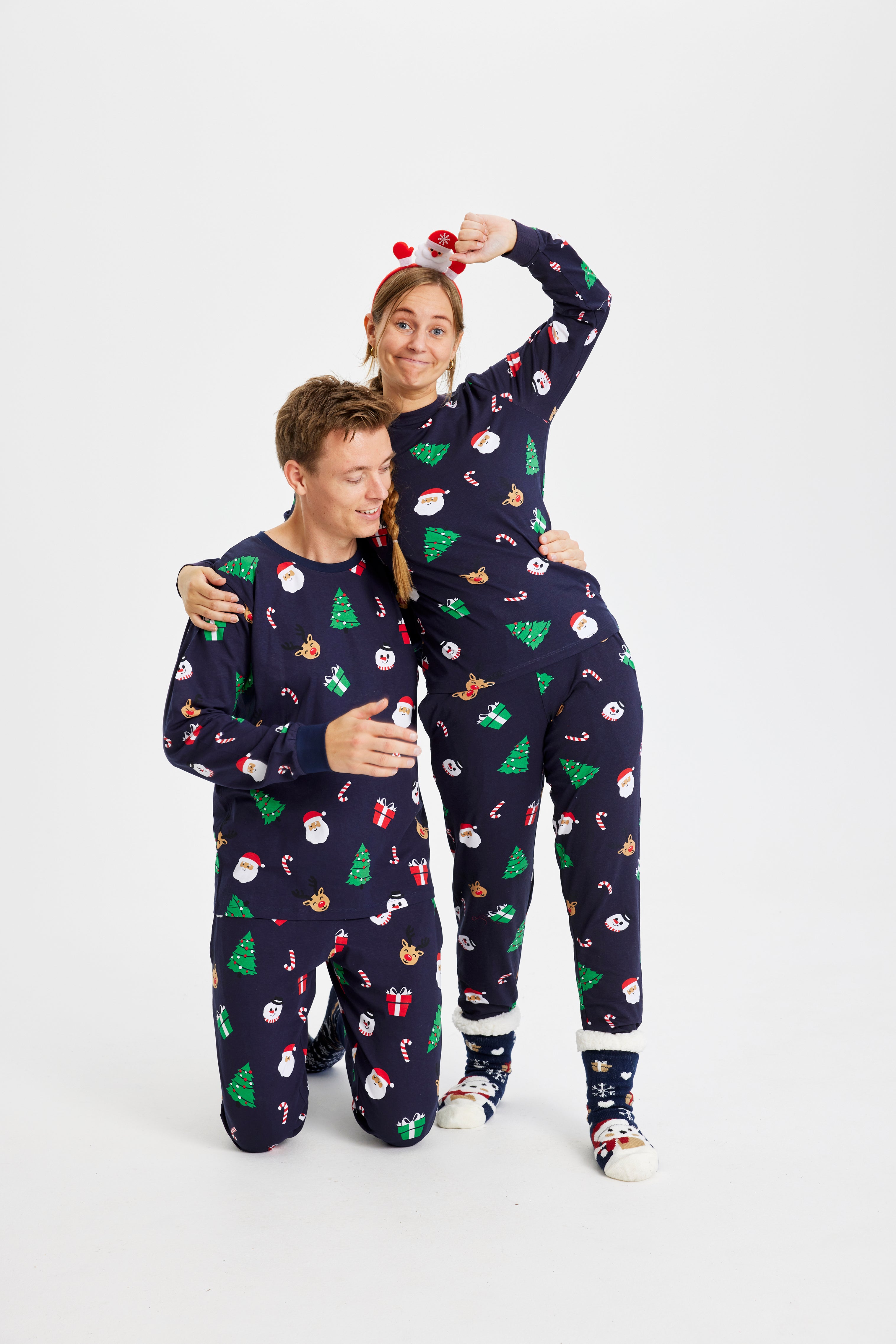 En kvinne og en mann iført julepyjamas.